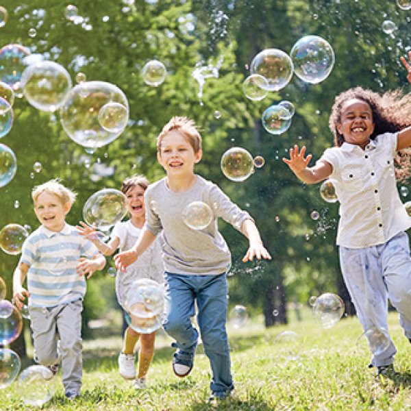 Crianças a brincar com bolhas de sabão