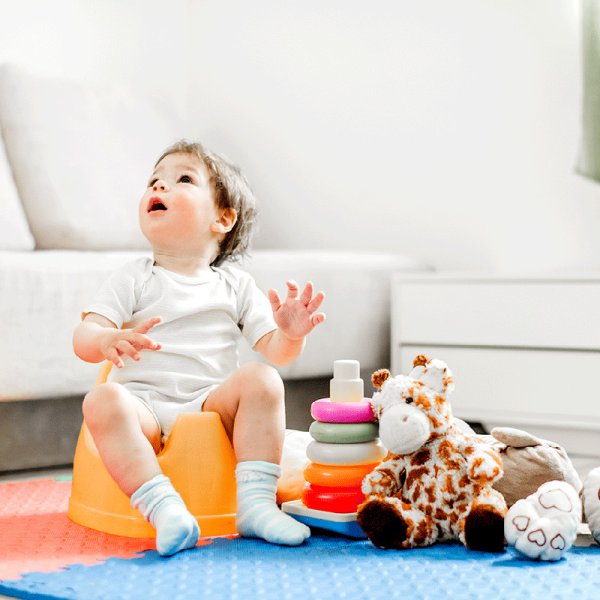 Criança sentada num bacio a aprender a não usar fralda