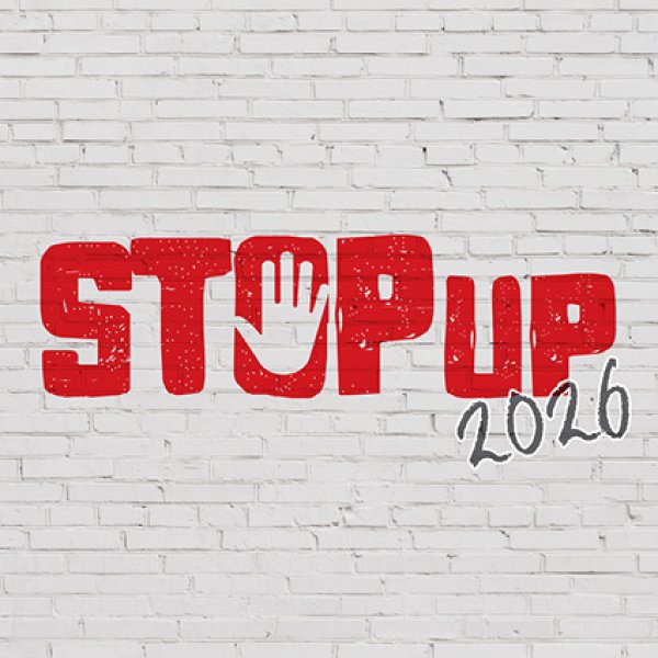 Imagem simples de uma parece clara com tijolos com o texto "STOP UP 2026"