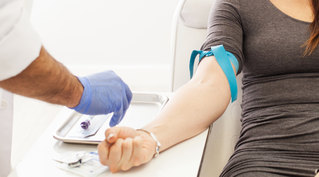 Indivíduo faz análises que não precisam de jejum