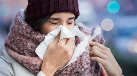 Mulher toma zinco para aliviar sintomas da constipação