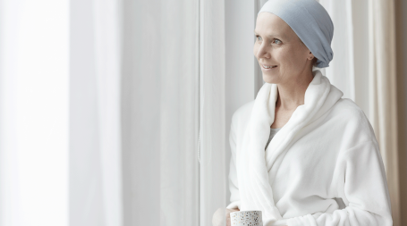 Mulher com cancro olha pela janela