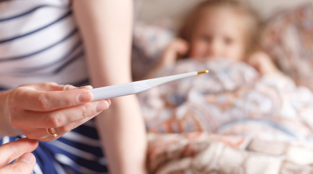 Mãe mede febre de criança para avaliar risco de convulsão febril