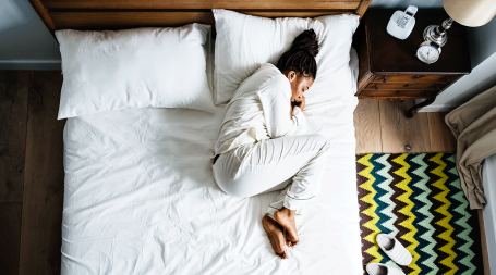 Indivíduo com fadiga descansa na cama