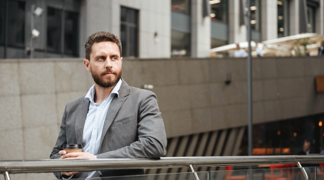 homem de 40 anos pensativo na rua