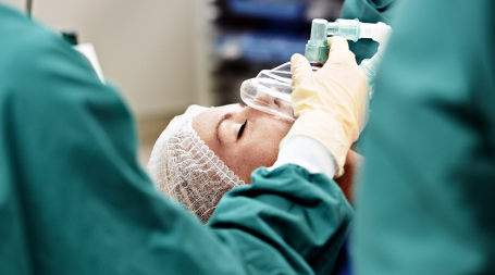 Médicos administram diferentes tipos de anestesia