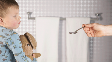 Pai dá a filho medicamentos para a febre