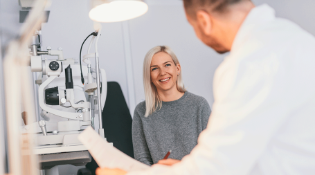 Médico explica a paciente o que vigiar nas várias fases da vida da mulher