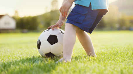 Criança usufrui dos benefícios do desporto na infância