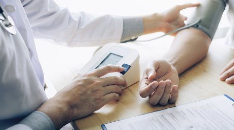 Médico faz medição da pressão arterial