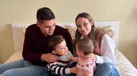 jovem casal com dois filhos