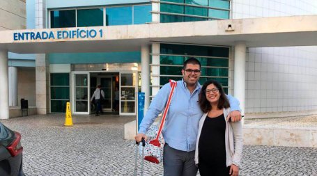 jovem casal à porta da maternidade