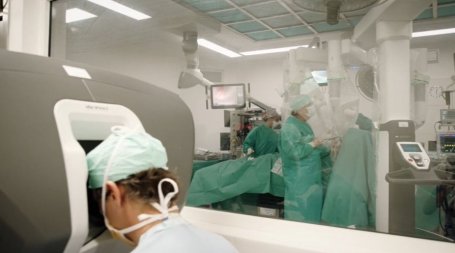 Equipa cirúrgica faz tiroidectomia robótica