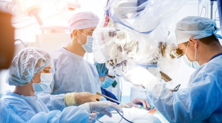 cirurgiões ortopédicos a operar a coluna