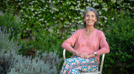 senhora de idade sentada no jardim doente ocnologica