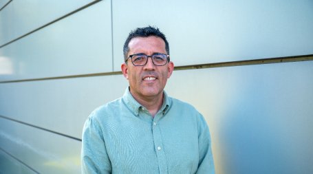 doente oncológico a olhar de frente para a câmara no jardim do hospital