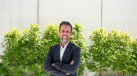 doente oncológico a olhar de frente para a câmara no jardim do hospital