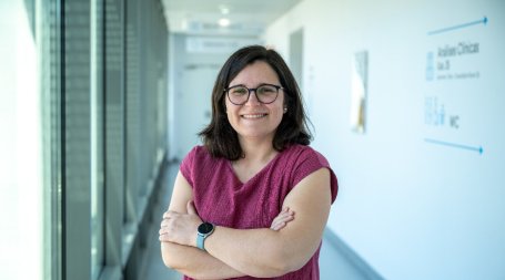 doente oncológica a olhar de frente para a câmara no hospital