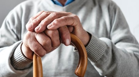 idoso a segurar em bengala