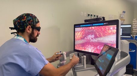 cirurgião a operar em sistema robotico