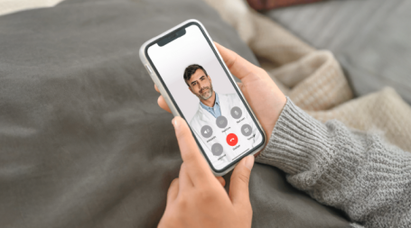 Mulher a ter uma Teleconsulta do Dia CUF