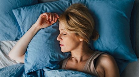 Mulher a dormir - Exames do sono em casa