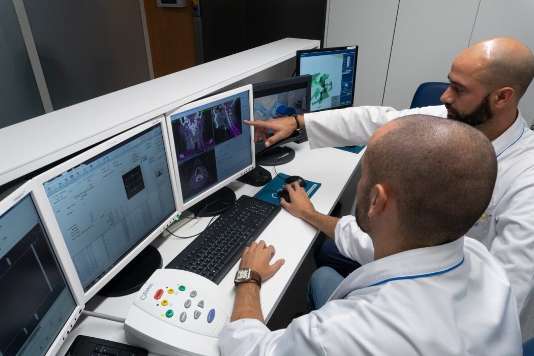 tecnicos a monitorizar tratamento de radioterapia