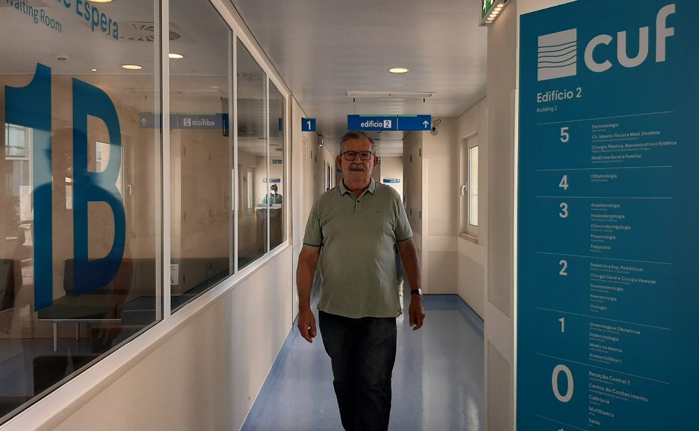 homem meia idade a andar em corredor hospital