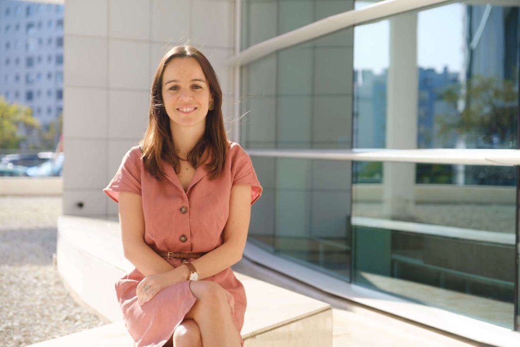 jovem mulher cancro da mama sentada na entrada hospital