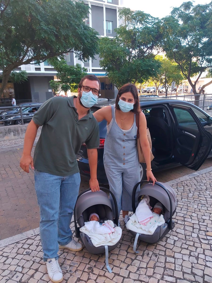 jovem casal com filhas gémeas prematuras no exterior do hospital