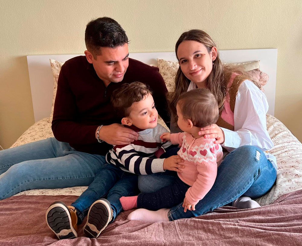 jovem casal com dois filhos