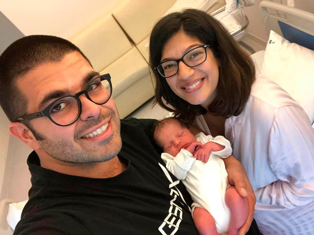 jovem casal com a filha recém nascida