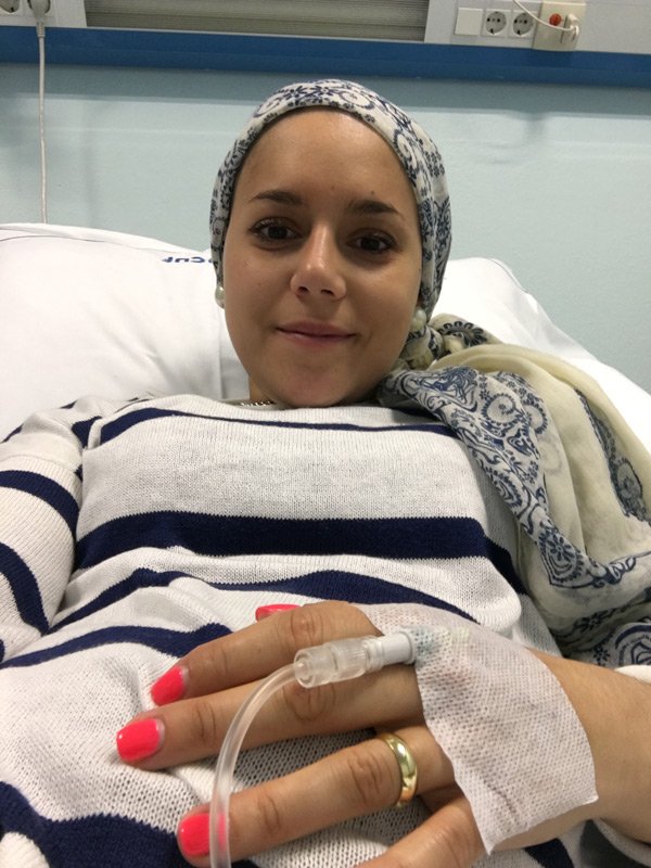 jovem mulher com cancro em tratamento