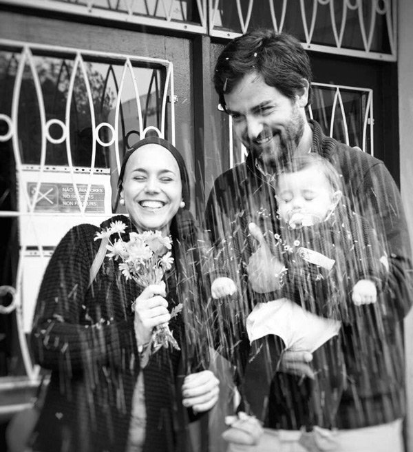 jovem casal com bebé que acabam de casar