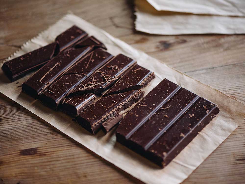 Chocolate negro como snack saudável em viagem