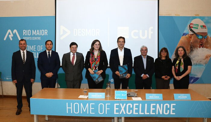 homens e mulheres em assinatura de protocolo a olhar de frente