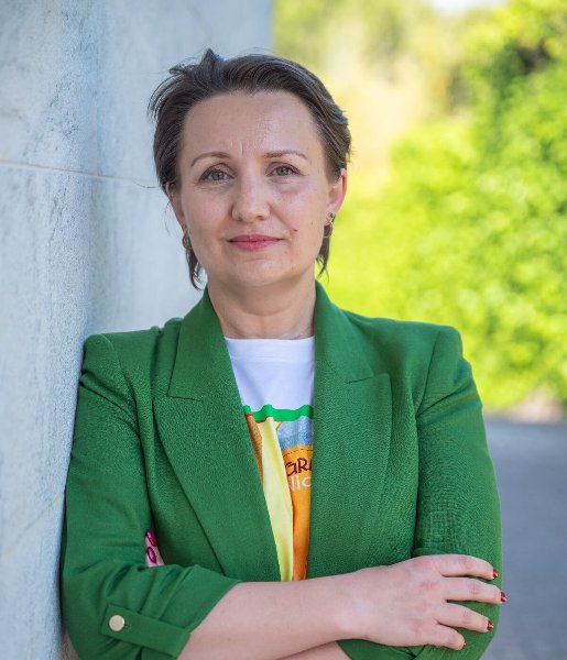 doente oncológica no jardim a olhar de frente para a camara