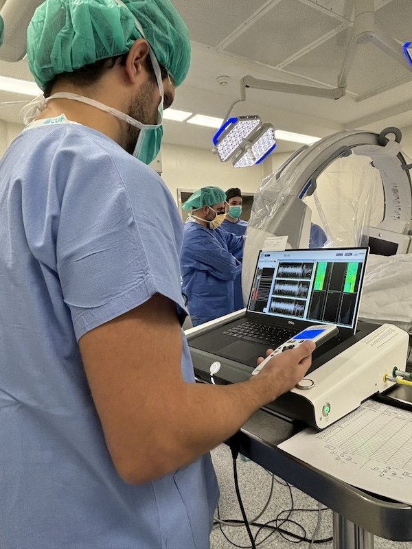 médico a realizar procedimento de neurocirurgia para parkinson