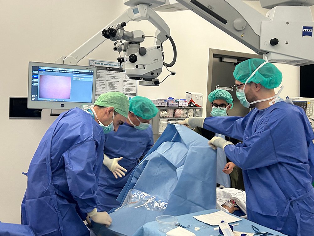 Primeiro transplante com uma córnea artificial