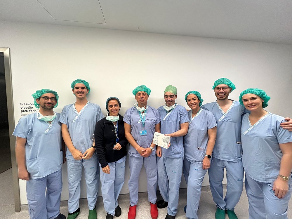 Equipa que realizou o procedimento inovador de transplante com uma córnea artificial