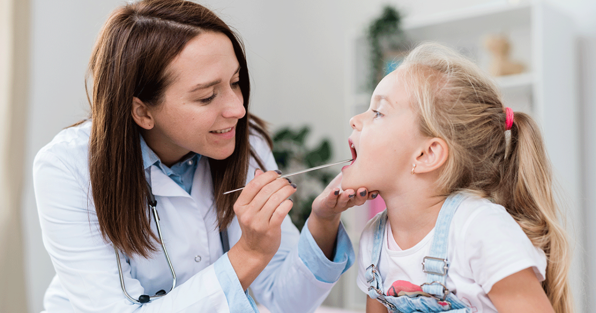 Рот сидеть видео. Маленькая девочка с открытым ртом. Маленькая девочка рот доктор. Врач осматривает горло ребенка. Девочка с открытым ртом болезнь.