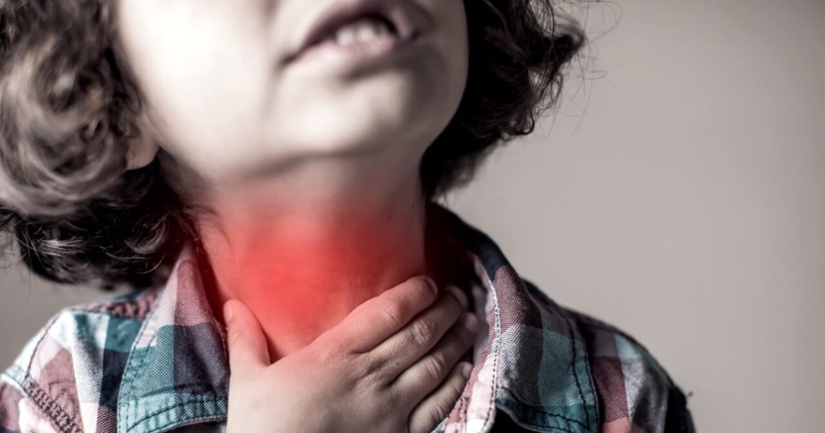 Niño con irritación de garganta