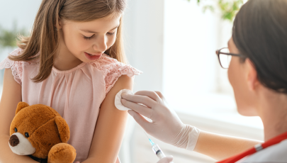 Menina leva vacina do HPV