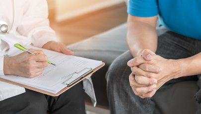 Médico e paciente discutem o tratamento do cancro da próstata