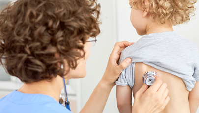 Médico ausculta menino com asma brônquica