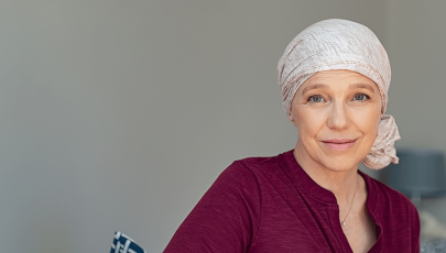 mulher lida com fadiga associada ao cancro