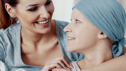 Amiga dá apoio a mulher com cancro que sofre de queda de cabelo