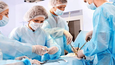 Equipa médica realiza cirurgia em paciente