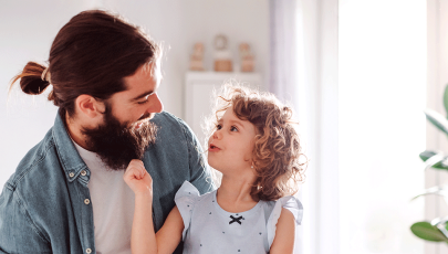 Pai fala com filha para estimular a linguagem