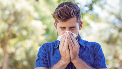 Homem sofre sintomas por não prevenir as alergias